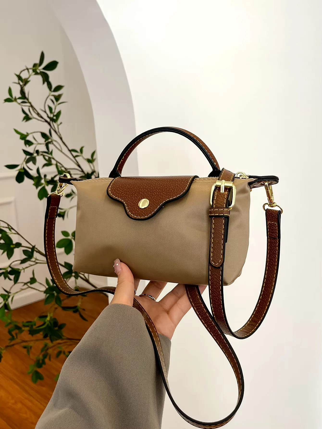 Camille Mini Sac Femme – Sac Bandoulière Compact avec Fermoir Doré & Détails Élégants - Image 5