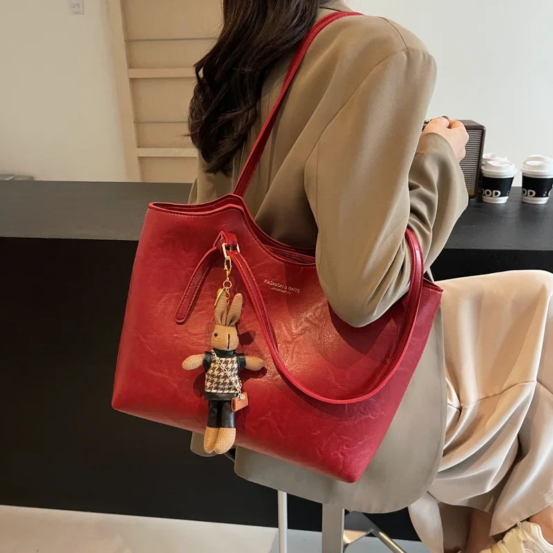 Emma Rustic Edge Tote – Spacieux Sac Vintage en Cuir Végan avec Pendentif Fantaisie - Image 8